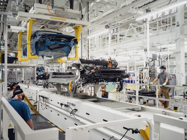 A Rivian R1 skateboard and tophat at Rivian’s plant in Normal, Ill. Rivian bought the former Mitsubishi ICE vehicle plant and has transitioned it to an all-EV plant. (Image courtesy of Rivian.)