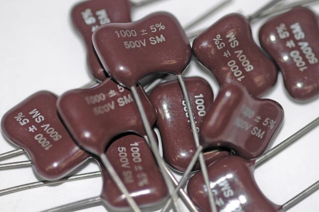 Silver mica capacitors with a capacitance of 1 nF. (Image: Wikimedia / Mataresephotos.)