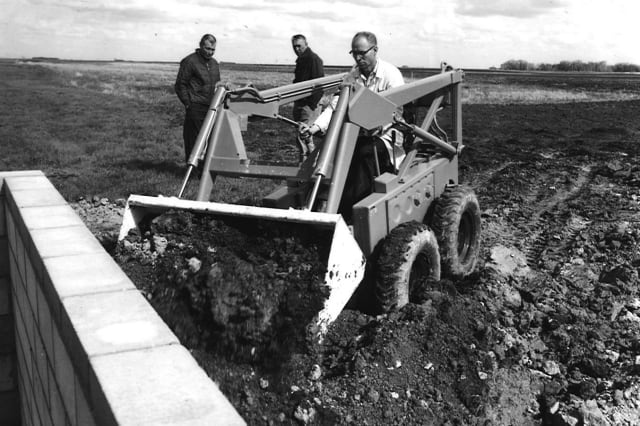 The M440 prototype, invented in 1962. (Image Source: Bobcat Co.) 